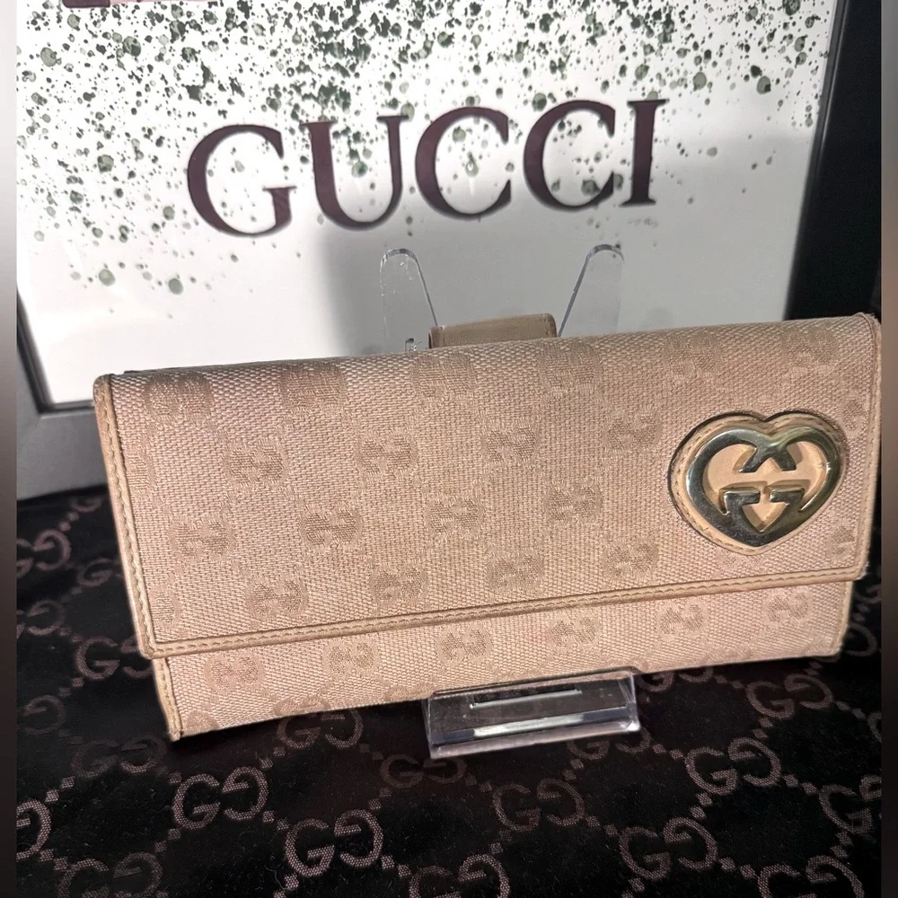Gucci Shimmer Lovely Heart Wallet Pre-Loved - Picture 2 of 13